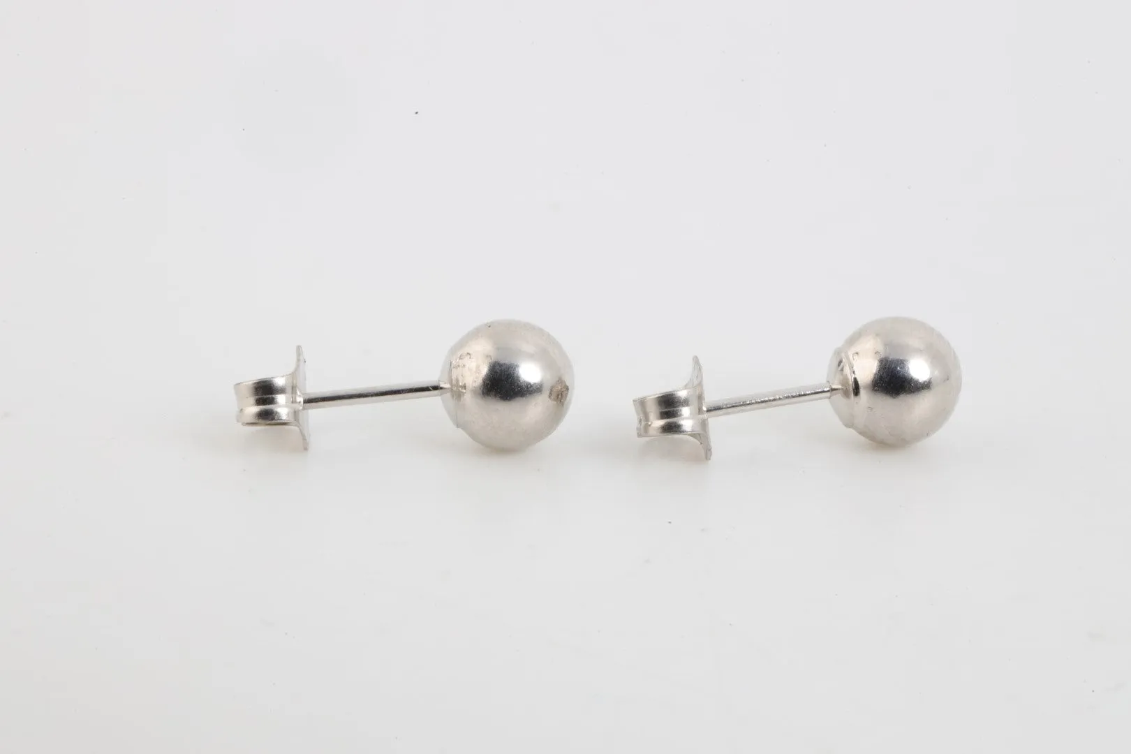 14k White Gold Ball Stud Earrings (0.77g.)