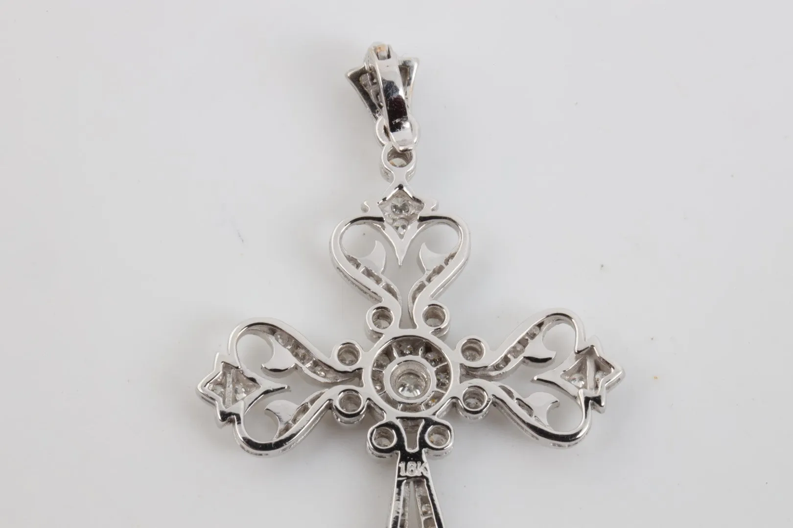 18k White Gold 0.78tcw Diamond Cross Pendant (5.31g.)