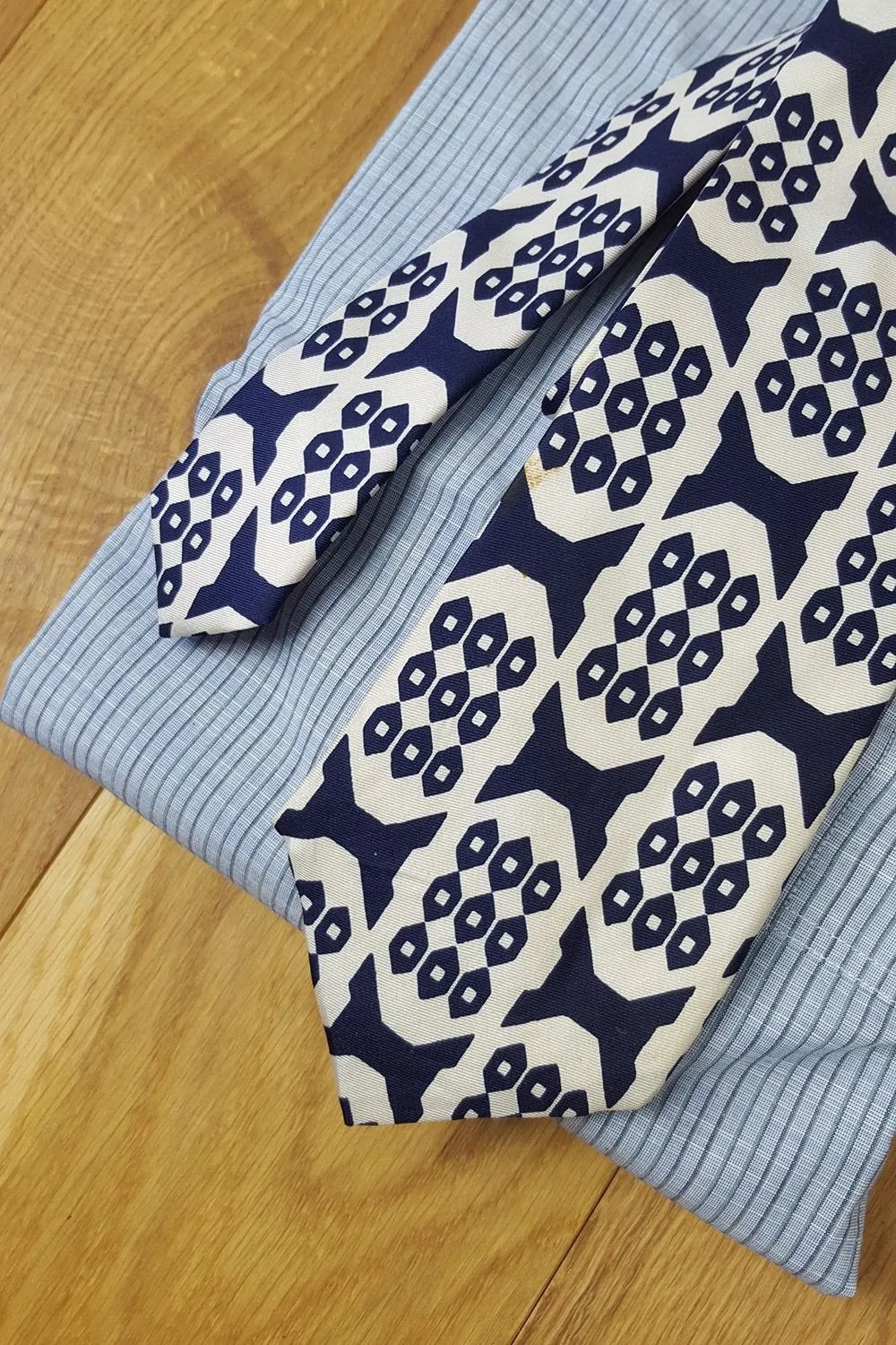 ERRE Vintage Italian 100% Silk White and Blue Geometric Print Tie (55)